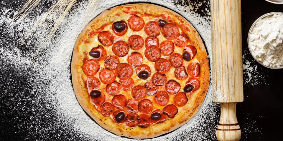 Espacinho informal, com mesinhas na calçada e serviço de delivery, oferece mais de 70 sabores de pizza.