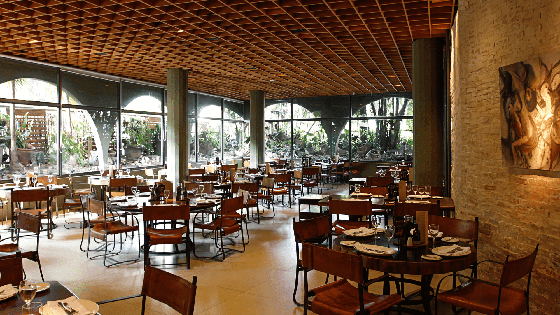 Não por acaso, as carnes deste restaurante já foram eleitas muitas vezes as melhores da cidade.
No salão, a equipe de atendimento está sempre a postos para fazer com que sua visita seja simplesmente inesquecível.
Na tenha dúvidas: se quiser comer bem em um lugar agradável e confortável, este é o restaurante que você procura.
Estrategicamente posicionado no principal eixo financeiro de São Paulo, o Rubaiyat Faria Lima oferece a seus clientes um ambiente elegante e tranquilo para refeições de negócios, com os amigos ou com a família.
Seus salões, com decoração rústica, têm espaçosas mesas redondas de ipê, madeira procedente da nossa Fazenda Rubaiyat, bonitas e confortáveis poltronas de couro natural, talheres com design exclusivo e guardanapos de linho – tudo desenvolvido para o seu máximo conforto.
Na nossa cozinha, à vista dos clientes, a arte e o trabalho dos nossos cozinheiros podem ser acompanhados, assim como o carinho que eles têm no manuseio dos ingredientes.