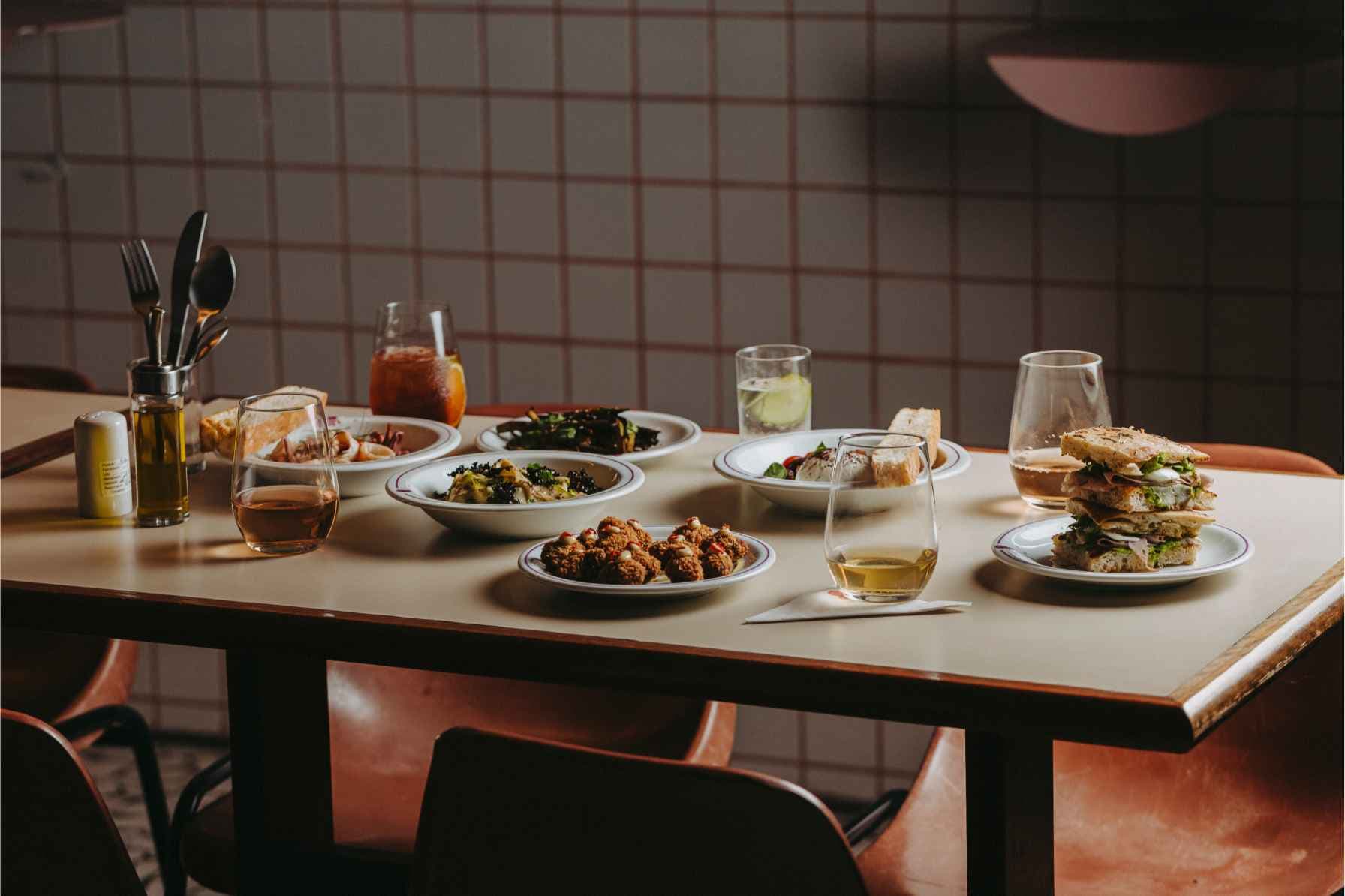 Bar, restaurante e loja de vinhos.
Abrimos todos os dias.
Seg-qui: 12h à 0h.
Sex-sáb: 12h à 1h.
Dom: 12h às 18h.