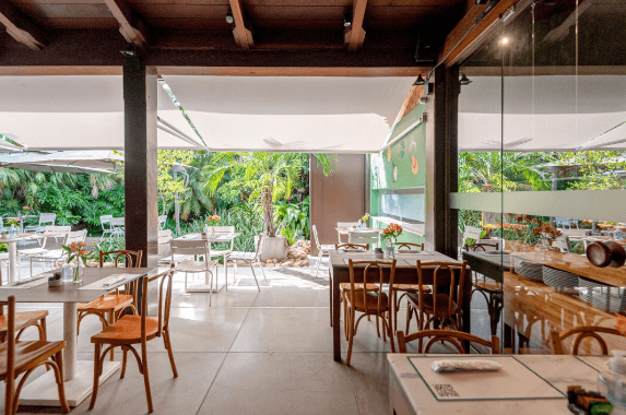 Café da manhã e almoço, com ênfase em comida natural, em espaço tranquilo com plantas e mercadinho orgânico.