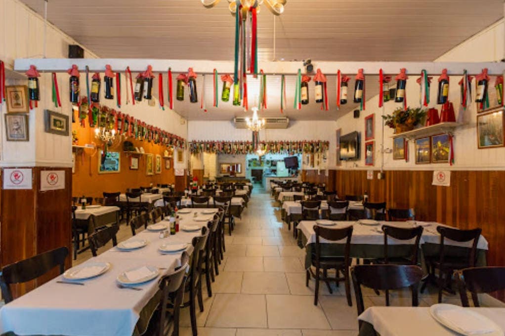 Cantina Italiana Tradicional
A Cantina Italiana Di Salerno foi fundada em 1980.

35 anos de Tradição sempre no mesmo local.
Comida Italiana de qualidade e sabor.