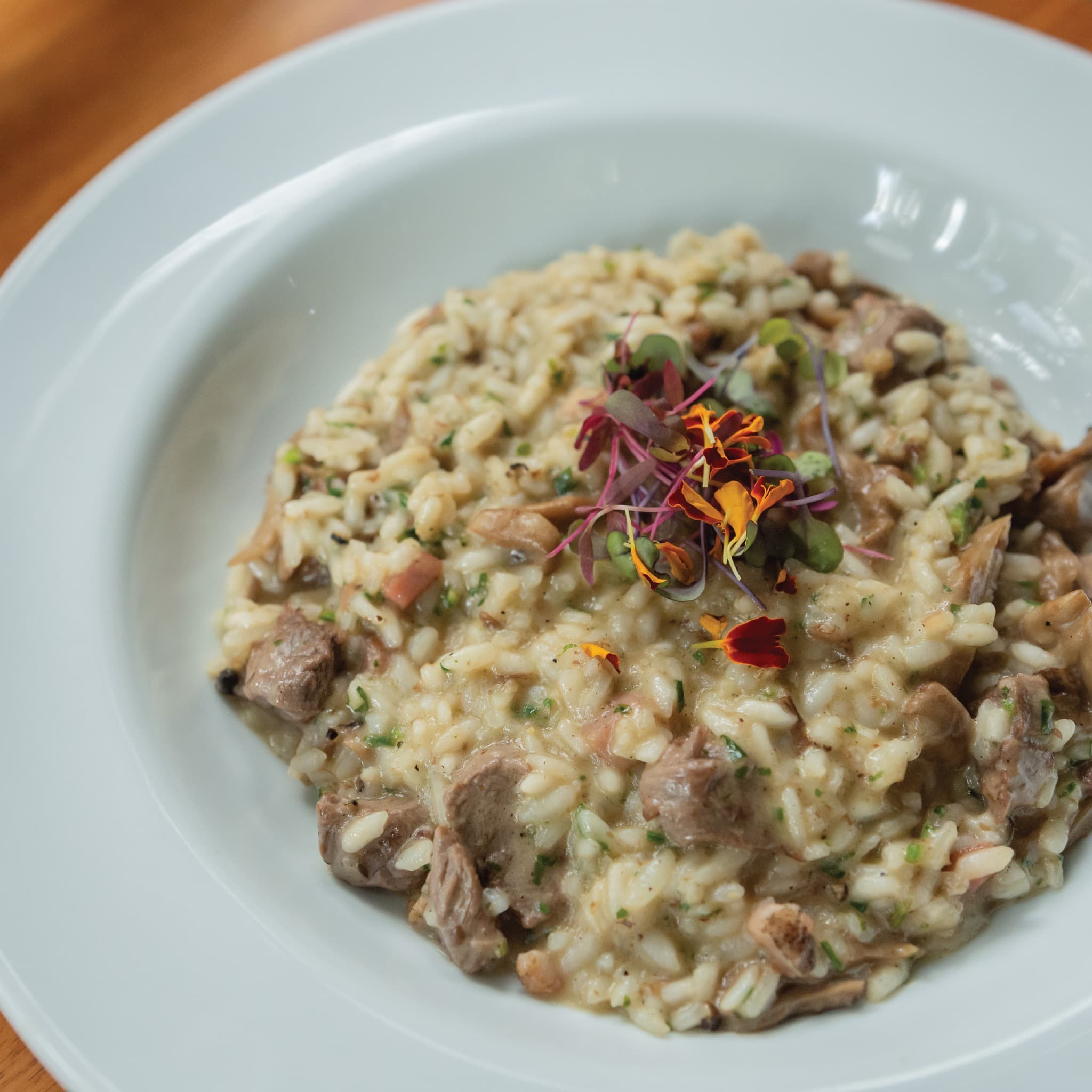 Um ponto gastronômico estiloso que serve hambúrgueres seletos com pratos autorais vistosos e diversificados.