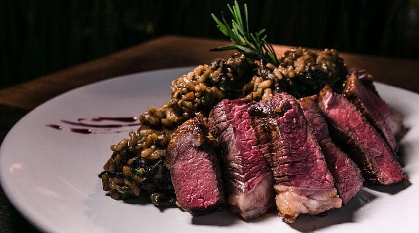 Venham degustar e apreciar nossa seleção das melhores carnes, vinhos e sobremesas argentinas.
Uma forma de se sentir na terra dos hermanos sem sair de Vitória.