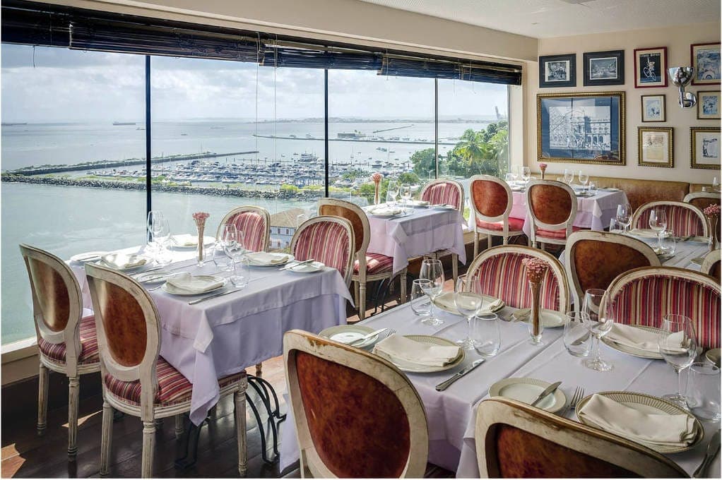 A cozinha francesa contemporânea refinada em restaurante com vista, menu degustação e adega conceituada.