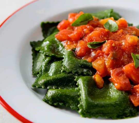 Nós, do Ráscal, valorizamos as relações humanas e as histórias vividas em torno da cozinha. Gostamos de receber, compartilhar travessas, resgatar o sabor de uma viagem. É na mesa que reunimos amigos e família, comemoramos o nascimento das pessoas queridas, nossas conquistas, encontros, chegadas e despedidas. A palavra restaurante vem de restaurar; mais que bom atendimento e boa comida, buscamos oferecer bons momentos. Valorizamos também a simplicidade. A base de nossa cozinha está no frescor e qualidade de nossos ingredientes, como no interior da Ligúria, onde cresceu nossa chefe Nadia Pizzo. Somos um restaurante com alma de comida feita em casa, buscamos constantemente o conforto de uma massa caseira com molho fresco, de uma salada com ervas e vegetais, de um bom vinho, do pão e da massa de pizza feitos na casa.