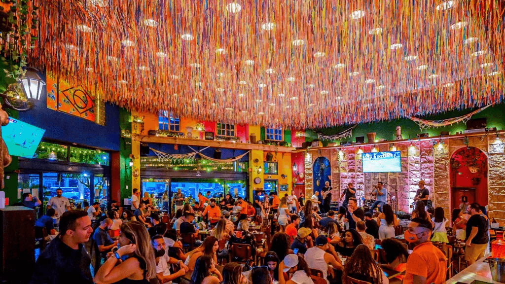 Petiscos, sanduíches e carnes grelhadas, além de caipirinhas e chopes, em espaço descontraído com música.