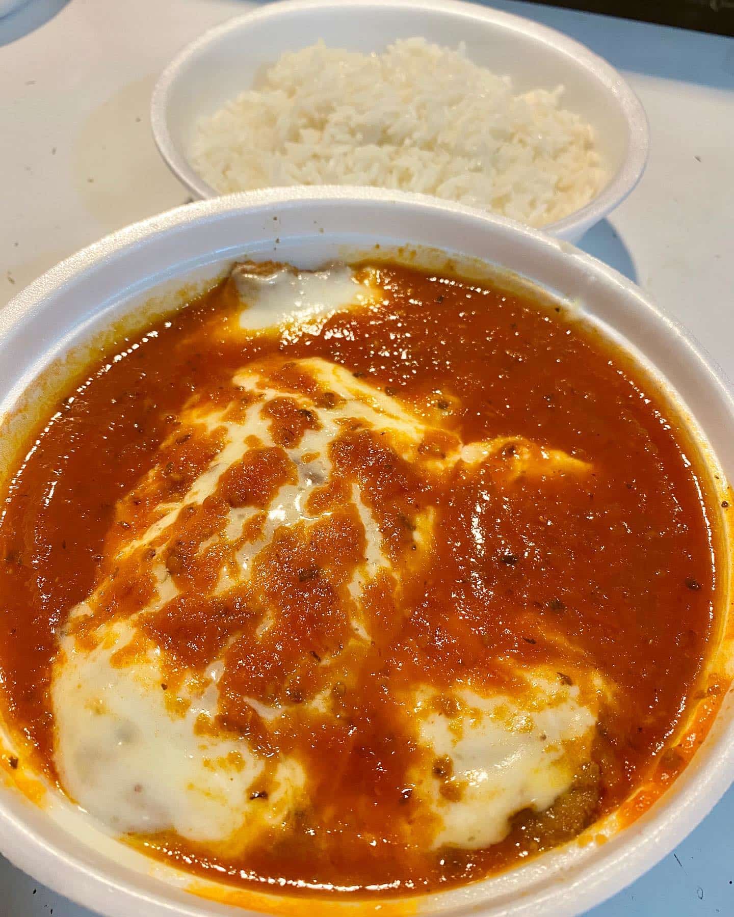 A cozinha brasileira consagrada à la carte com grelhados e opções em espaço intimista climatizado com varanda.