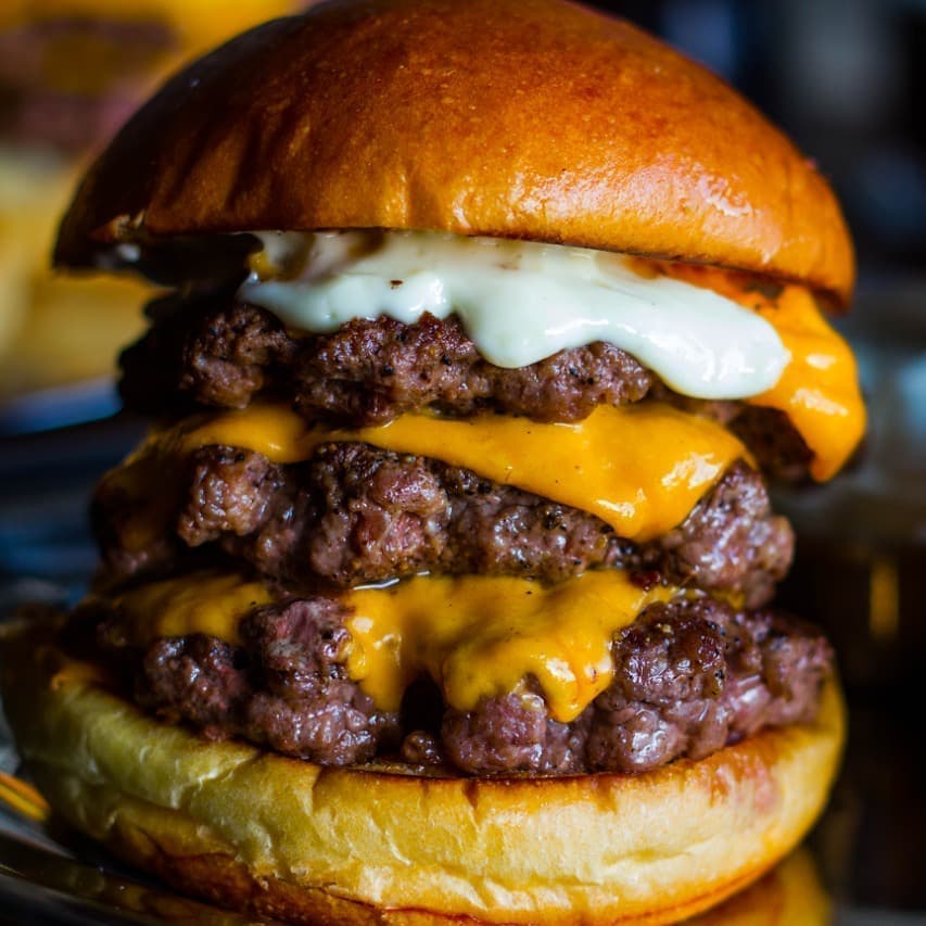 Hamburgueria artesanal de menu robusto incluindo cervejas especiais em ambiente descontraído com área externa.