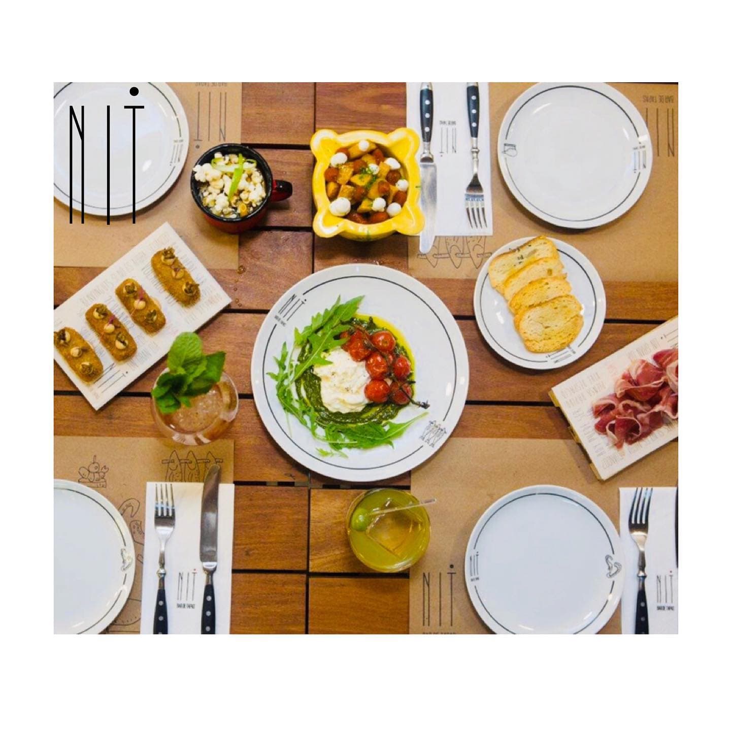 Comandado pelo chef Oscar Bosch, terceira geração de uma família de cozinheiros da Cataluña. O restaurante, aberto na Rua Oscar Freire, 153, tem ambiente bem iluminado e agradável varanda externa, que remetem ao agitado clima do litoral espanhol. No cardápio, tapas, entradas para compartilhar e releituras modernas de receitas tradicionais. Drinques como o gim tônicas e clericot acompanham.