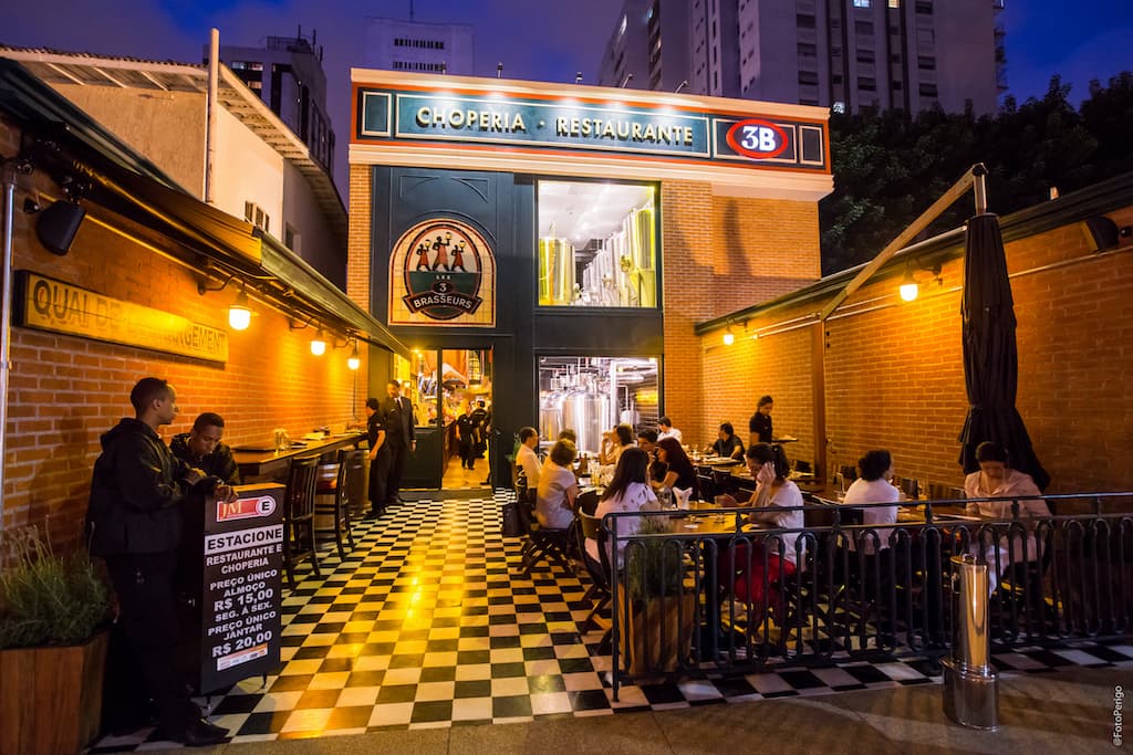 3 BRASSEURS – MAIS DO QUE UM RESTAURANTE, UMA EXPERIÊNCIA!

Com cervejas exclusivas produzidas artesanalmente no local, uma visita ao 3 Brasseurs pode tornar-se uma grande experiência. Com uma arquitetura e design baseados em micro cervejarias francesas, você é nosso convidado a embarcar em todo o processo de produção para conferir cada detalhe de nossa produção e as maravilhosas criações feitas com muito carinho e paixão por nossos mestres cervejeiros.

Como não podia ser diferente, nossa cozinha autêntica baseada na gastronomia de nossa cidade natal Lille, situada no norte da França, oferece pratos tradicionais da culinária local pensados de maneira a harmonizar perfeitamente com cada rótulo de cerveja que produzimos por aqui.

Tudo isso em um local com uma atmosfera agradável e aconchegante característica das antigas cervejarias para você viver momentos agradáveis na companhia dos amigos e família com muito mais diversão, respeito, tranquilidade e segurança.

Nossa equipe está sempre pronta para recebê-lo(a) de braços abertos durante 06 dias da semana, com ou sem reservas, em nossas unidades em Pinheiros e Itaim Bibi. Esperamos por sua visita!