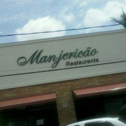 Saladas, legumes e sushis, além de carnes e acompanhamentos, em restaurante self-service moderno e acolhedor.