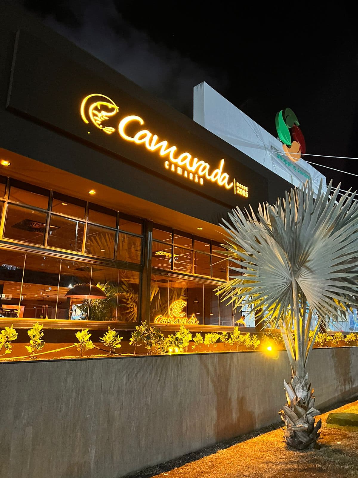 O Camarada Camarão é um restaurante informal, rústico e elegante, decorado com lembranças do mar que inaugurou sua primeira operação em dezembro de 2005 no bairro de Boa Viagem, em Recife-PE. Em 2011, já com um bom recall de marca na cidade e uma operação bem amadurecida, o Grupo Drumattos , empresa-mãe do Camarada Camarão, inicia um projeto de expansão nacional e inaugura sua primeira unidade fora do Recife. Surge então o Camarada no Rio Design na Barra, um dos mais conceituados shoppings cariocas. Em Janeiro de 2014 se inaugura o Camarada Camarão em um dos maiores centros de compras da América Latina, o Shopping Recife. Já em 2016, a família Camarada ganhou mais uma unidade no Rio de Janeiro, inaugurada em Maio no New York City Center, na Barra da Tijuca. Em novembro de 2017, nasce o quinto restaurante Camarada Camarão, a terceira unidade no Recife e nosso maior restaurante, localizada no RioMar Recife.