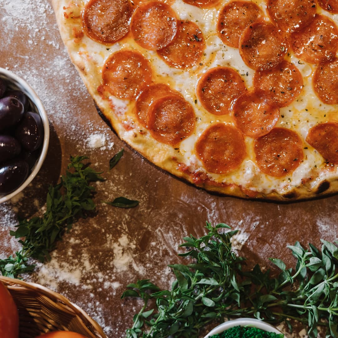 Famosa por sua massa fina e pela variedade de sabores, que vão dos clássicos aos mais originais, a Camelo se tornou uma das casas mais tradicionais da cidade de São Paulo.

Hoje, possui cinco unidades em alguns dos principais bairros da capital paulista - Jardins, Morumbi, Higienópolis, Itaim e Moema - e uma no Rio – em Ipanema.

Aberta em 1957, na Pamplona – Jardins, a Camelo surgiu como uma casa de comida árabe. Seis anos depois, foi comprada pela família Nóbrega, que fez mudanças significativas no cardápio, passando a servir pizzas à lenha e alguns pratos, como o famoso frango a passarinho e o estrogonofe de filé.