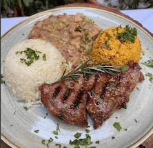 Inspirado na arquitetura toscana, tem buffet variado, com 4 ambientes, varandas externas e clima familiar.