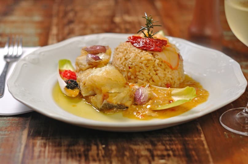 Gastronomia italiana com massas e especialidades de mignons e frutos do mar, carta de vinhos e clima familiar.
