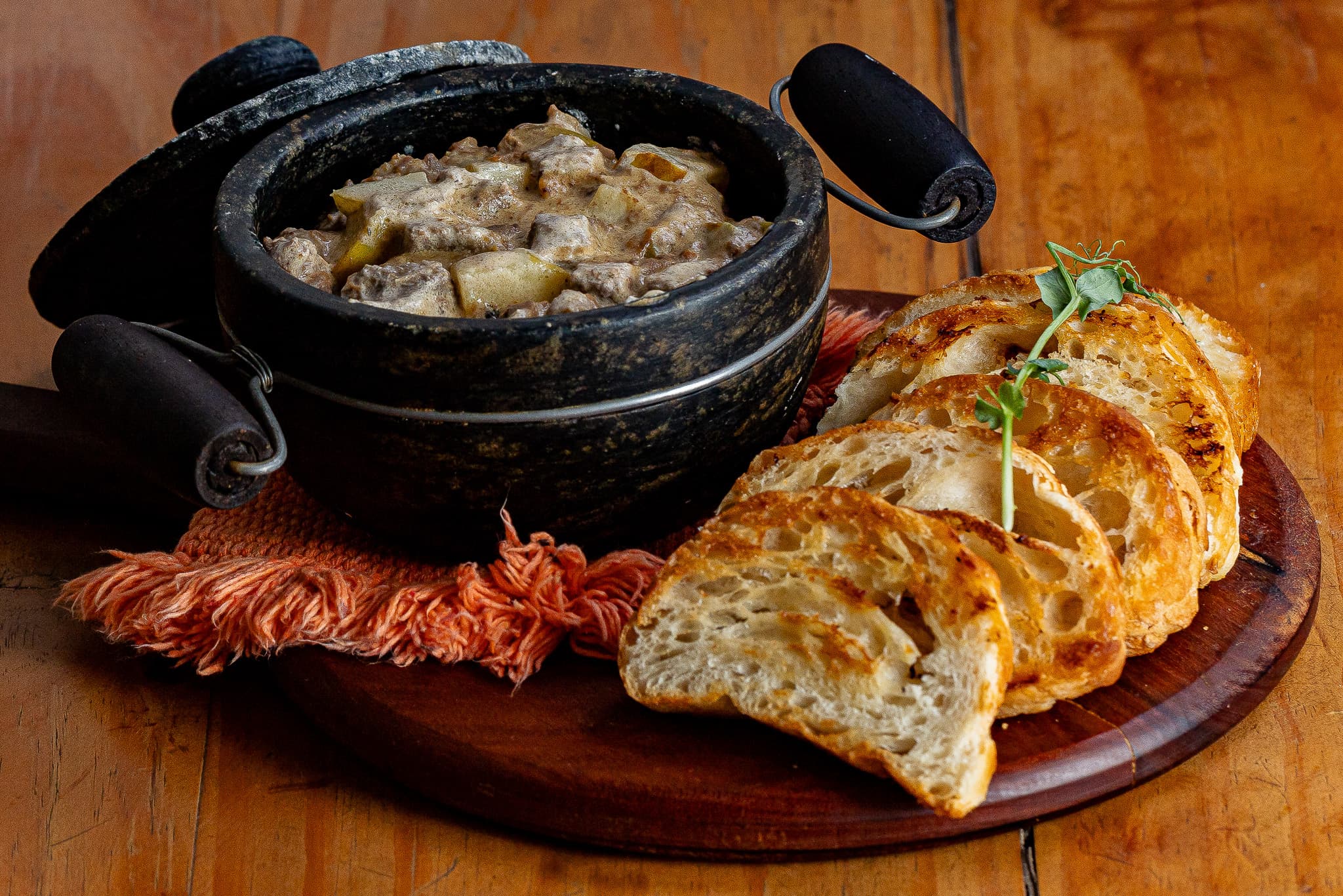 Na Casa Brasil, oferecemos uma experiência gastronômica flexível e conveniente, onde todos os nossos cardápios - café da manhã, brunch, almoço, happy hour e jantar - estão disponíveis o dia todo. Comece o dia com uma variedade de opções de café da manhã, incluindo bebidas quentes e pães frescos. Em seguida, explore nosso brunch, uma fusão de café da manhã e almoço, disponível a qualquer hora. Para o almoço, desfrute de uma ampla seleção de pratos brasileiros. À tarde, participe do nosso happy hour com coquetéis e petiscos especiais. E quando a noite chegar, relaxe com nosso jantar sofisticado. Na Casa Brasil, estamos aqui para oferecer uma experiência culinária memorável, independentemente da hora em que você nos visitar.