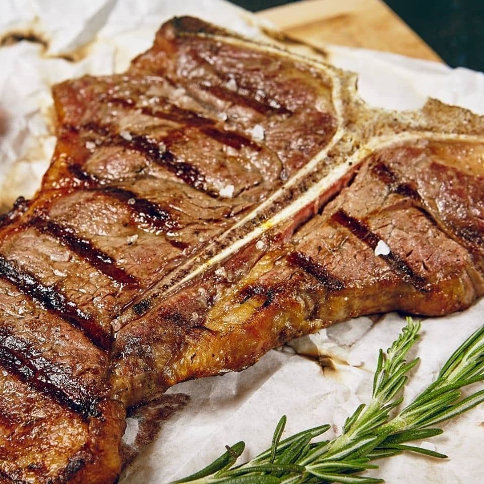 O novo cardápio vem atender as novas tendências, trazendo pratos individuais, com porções e preços adequados.

Além dos nossos cortes tradicionais, estamos incluindo, a pedido de nossos clientes, o T-Bone, de aproximadamente 350 gramas. Além disso, lançamos a nova linha gourmet, com dois sanduiches: o Gran Portenho e o Choripan. Mas não se engane, essas mudanças não trazem nenhuma alteração no atendimento ou na qualidade. Afinal, quem é eleito pelos seus clientes a casa mais aconchegante e com a carne mais suculenta da cidade, deve sempre retribuir estes votos atendendo ao nosso lema: excelência em carnes. Continuem sempre bem-vindos e saibam que, apesar das mudanças, a casa é a mesma.