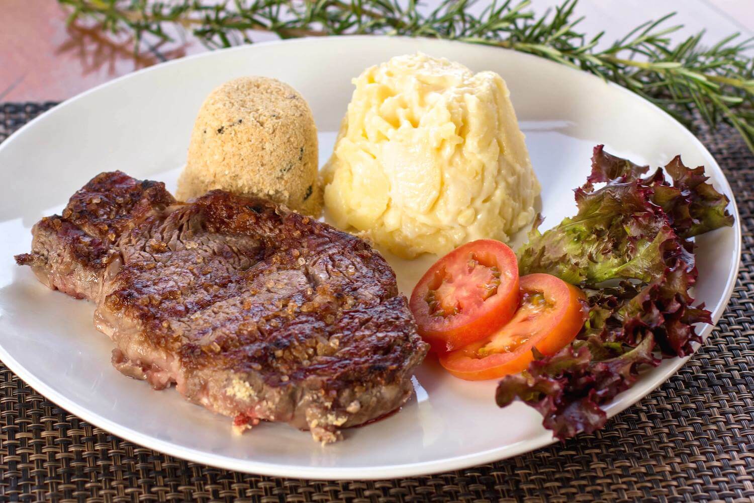 Café da manhã e lanches, além de bifes, feijoada, cozido e chopes, em espacinho tradicional e aconchegante.