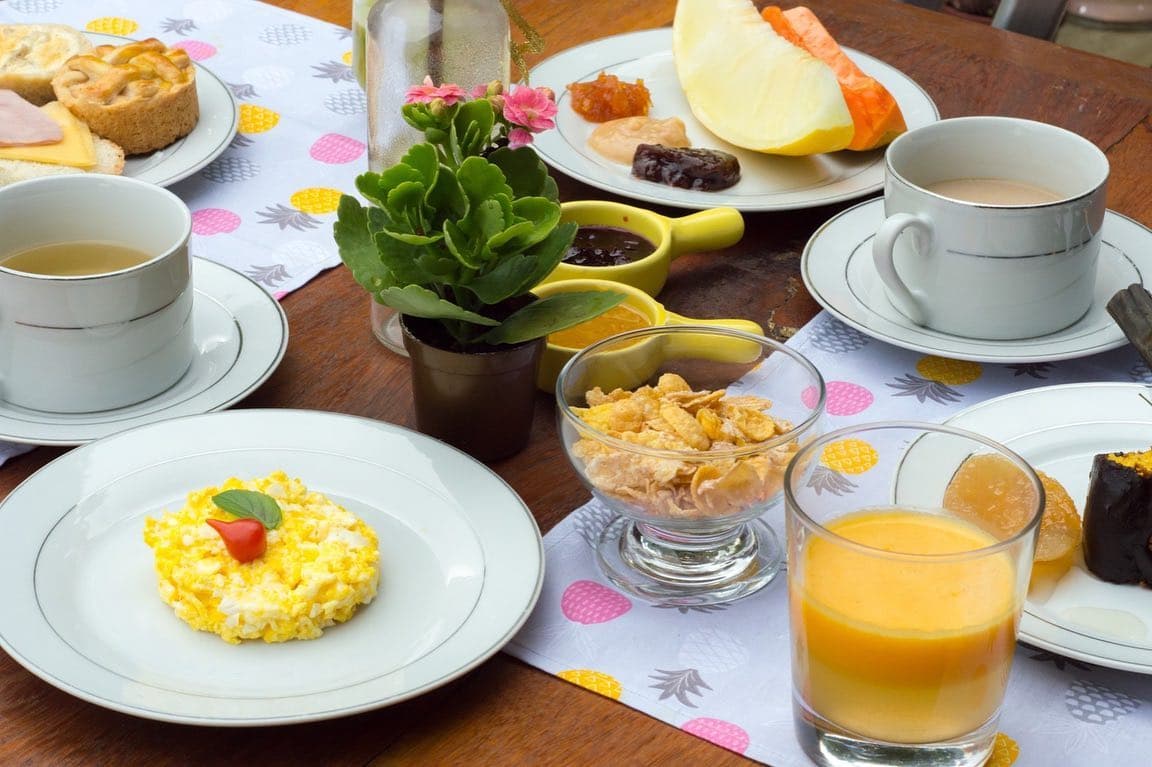 Abrimos também ao público com a proposta do JOAREZ ARTE CAFÉ. Você pode chegar e escolher um cantinho do nosso quintal. Temos um cardápio de café com opções caseiras da nossa propriedade e da nossa região (como por exemplo o João Deitado - uma borá de fubá enrolada e assada na folha de bananeira... Hum). Oferecemos também um café típico caipira no nosso quintal, sob reserva antecipada de mesa (mínimo 48 horas) e número mínimo de 06 pessoas. São mais de 10 itens no balcão com sistema "sirva-se à vontade'. Ótima oportunidade para passear com a família, desfrutar de um delicioso espaço e uma boa comidinha caseira. Aproveite a oportunidade para conhecer também nossa galeria de arte, que conta com a exposição permanente de quadros do renomado artista plástico Joarez Filho. Suas obras tiveram grande reconhecimento em galerias de arte de Nova Iorque, e recentemente ele voltou ao Brasil, inaugurando sua primeira galeria em São José dos Campos (SP). Hoje Joarez expõe suas obras também entre as montanhas de São Francisco Xavier. Outras exposições de arte são expostas em nosso espaço durante o ano, mediante programação com artistas da região.