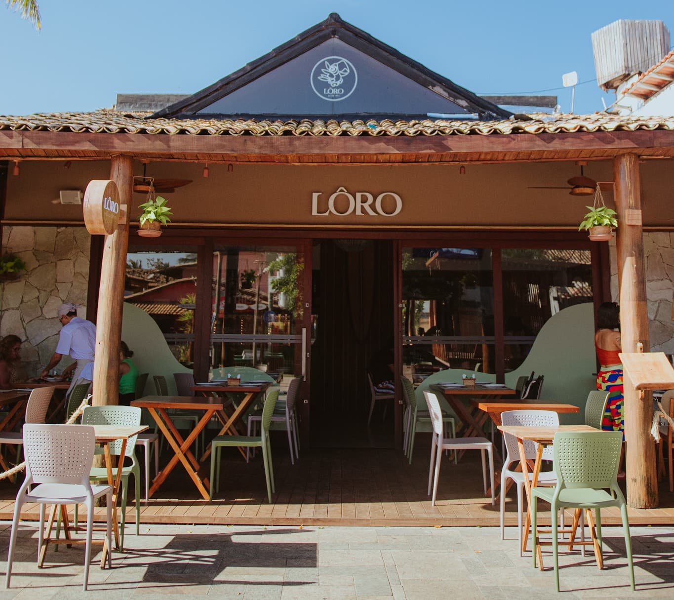 Desde 1995 o Grupo Lôro saiu na frente, revolucionando costumes e imprimindo novos conceitos para uma atividade, até então praticada de forma amadorística e desestruturada em Salvador. Seu proprietário, Aloísio Melo, o Lôro, criou ações de ecologia, esporte e saúde que resultaram no reconhecimento do público e da mídia. Com isso, a barraca se tornou sucesso, não só entre os baianos, mas também entre turistas brasileiros e estrangeiros. Por oito anos foi a vencedora do prêmio de Melhor Barraca de Praia de Salvador, concedido pela Revista Veja e, por duas vezes consecutivas, também recebeu o Prêmio Gula nesta categoria. Durante esses anos, os restaurantes do Grupo Lôro serviram de cenários para gravações de programas, comerciais de TV, entrevistas, realização de eventos corporativos e outros, além de estar citada nos principais guias locais e internacionais.