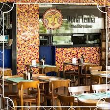 Em 1997 Brasília ganhou sua primeira pizzaria conceitual: forno à lenha, massa fina, recheios inusitados e apresentação impecável. Com rápida aceitação, a rede foi se ampliando graças à sua incansável busca pelo novo. Desde 2007, já como rede de franquias, o Dona Lenha vem provando sua vocação inovadora, desta vez unindo forno e cozinha, de forma saudável e criativa. Com 4 lojas renovadas e ampliadas, os ambientes, alegres e coloridos, refletem o espírito mediterrâneo de sua gastronomia, criada e dirigida pelo Chef de Cozinha Paulo Mello, fundador e consultor da rede.

