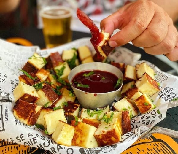 Coquetéis clássicos e criativos, além de comidinhas gourmets, em espaço contemporâneo, artístico e descolado.