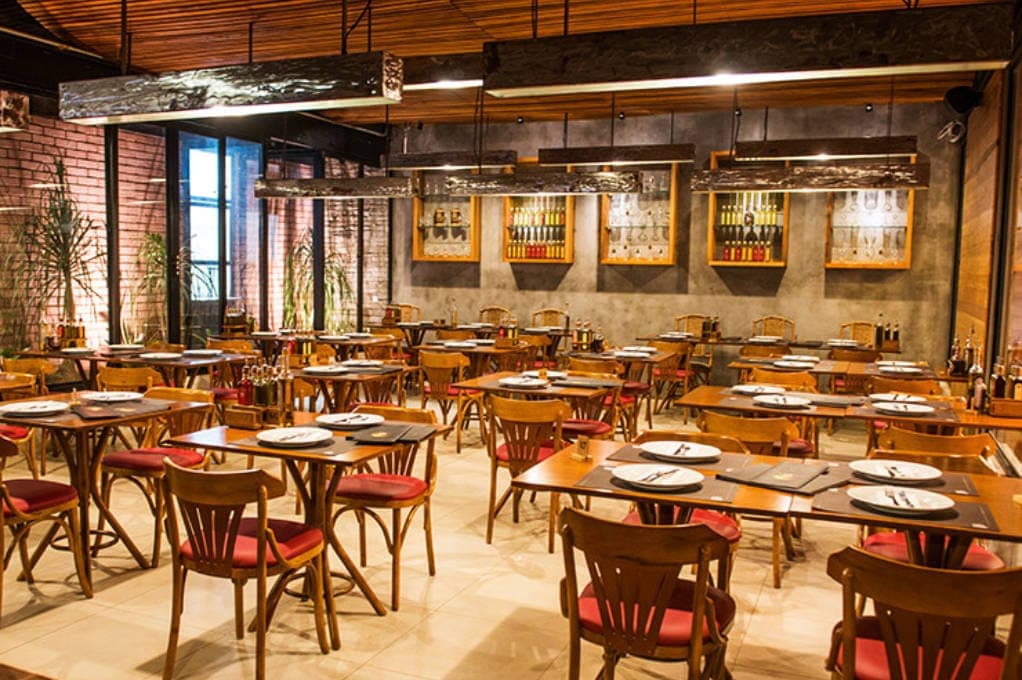 O Mr. Tugas é uma pizzaria e cervejaria artesanal em Juiz de Fora. A Pizzaria Mr. Tugas, fundada em 2005, é especializada em pizzas artesanais, entradas gourmand e possui também opções de pizzas sem glúten. Toda a sua qualidade e sabor renderam o atual título de Melhor Pizzaria de Juiz de Fora no TripAdvisor. Já a Cervejaria Mr. Tugas é uma das primeiras cervejarias artesanais em Juiz de Fora, produzindo também o inconfundível Chopp Mr. Tugas.