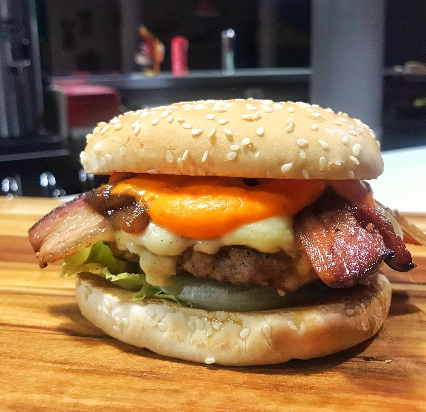 Hamburgueria no estilo clássico dos anos 50 serve sanduíches seletos e sobremesas em ambiente descolado.