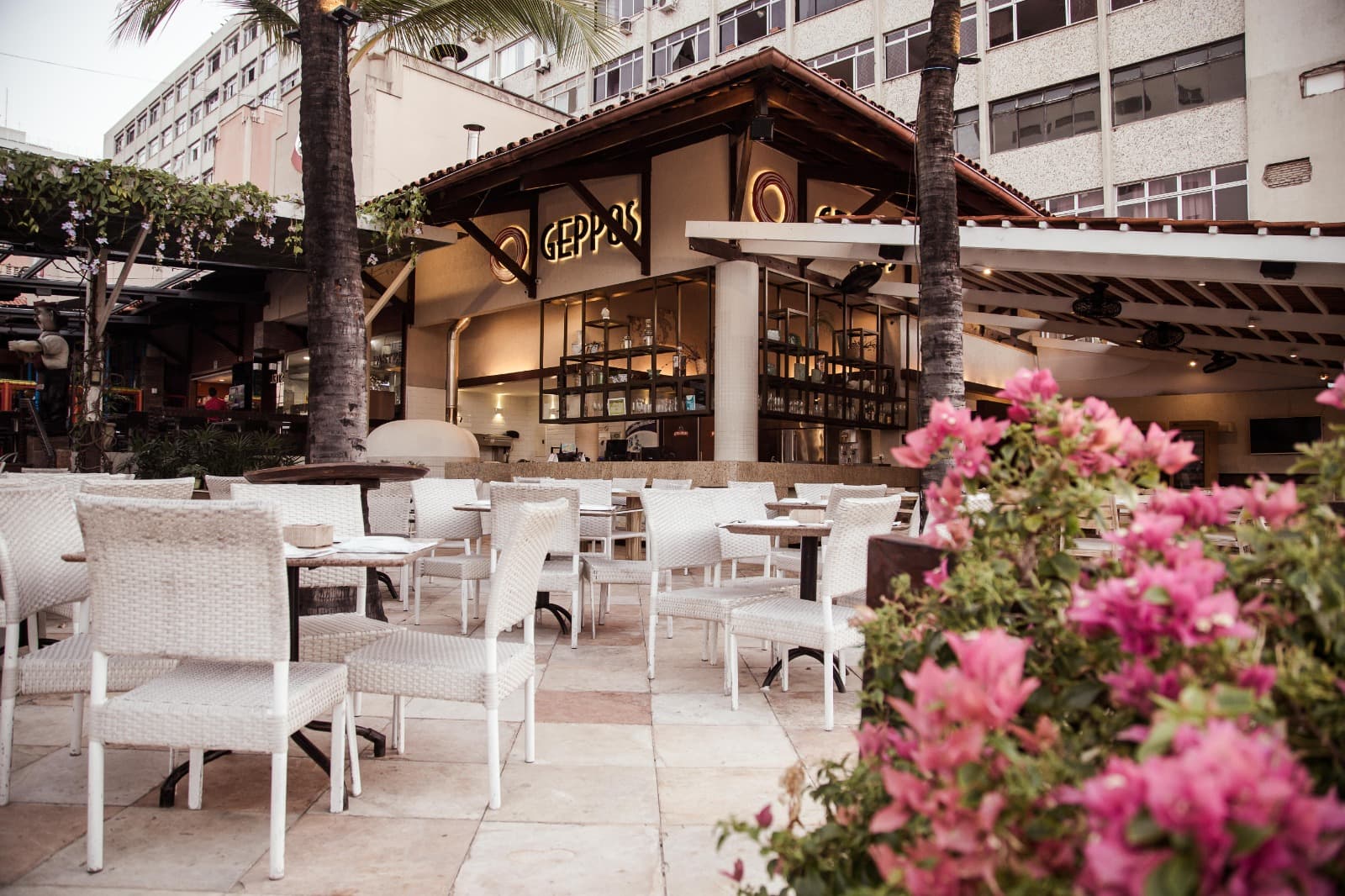 Integrante do Grupo Geppos e localizado à beira mar, o Geppos Praia conta com happy hour e programação musical variada. Situado na orla de Fortaleza, o local possui uma atmosfera de descontração e leveza.

O menu, assinado pela Chef Louise Benevides, é variado e explora sabores do mundo e da culinária local. Entre os petiscos, é possível encontrar isca croc, brochete de filet, camarão tropical ou com alho frito, sticks de tapioca, carpaccio de carne, casquinha de pizza, entre outros. Nos pratos da terra, se destacam filet ao molho roti com damasco, filet Oswaldo Aranha, carne de sol de filet mignon e picanha Buenos Aires; nos pratos do mar, há o camarão à provençal ou à grega, a tilápia com purê de abóbora e salmão siciliano.

Há também opções leves e para o público infantil, além de lanches, pizzas, sobremesas e bebidas. Happy hour e programação musical.

O local também se destaca pelo happy hour, disponível todos os dias, das 17h às 19h30. No menu, chopp por R$ 5,99, além de petiscos e drinks a preços promocionais. A programação musical, disponível de quinta-feira a domingo, proporciona experiências únicas ao público e contempla diversos estilos.