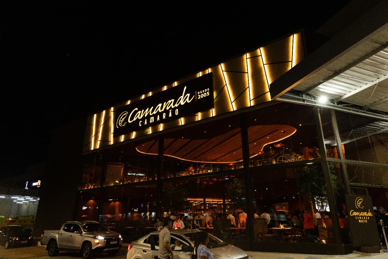 O Camarada Camarão é um restaurante informal, rústico e elegante, decorado com lembranças do mar que inaugurou sua primeira operação em dezembro de 2005 no bairro de Boa Viagem, em Recife-PE. Em 2011, já com um bom recall de marca na cidade e uma operação bem amadurecida, o Grupo Drumattos , empresa-mãe do Camarada Camarão, inicia um projeto de expansão nacional e inaugura sua primeira unidade fora do Recife. Surge então o Camarada no Rio Design na Barra, um dos mais conceituados shoppings cariocas. Em Janeiro de 2014 se inaugura o Camarada Camarão em um dos maiores centros de compras da América Latina, o Shopping Recife. Já em 2016, a família Camarada ganhou mais uma unidade no Rio de Janeiro, inaugurada em Maio no New York City Center, na Barra da Tijuca. Em novembro de 2017, nasce o quinto restaurante Camarada Camarão, a terceira unidade no Recife e nosso maior restaurante, localizada no RioMar Recife.