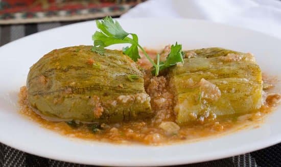 A gastronomia apurada do Oriente Médio em espaço acolhedor de temas moderados e apresentações de dançarinas.