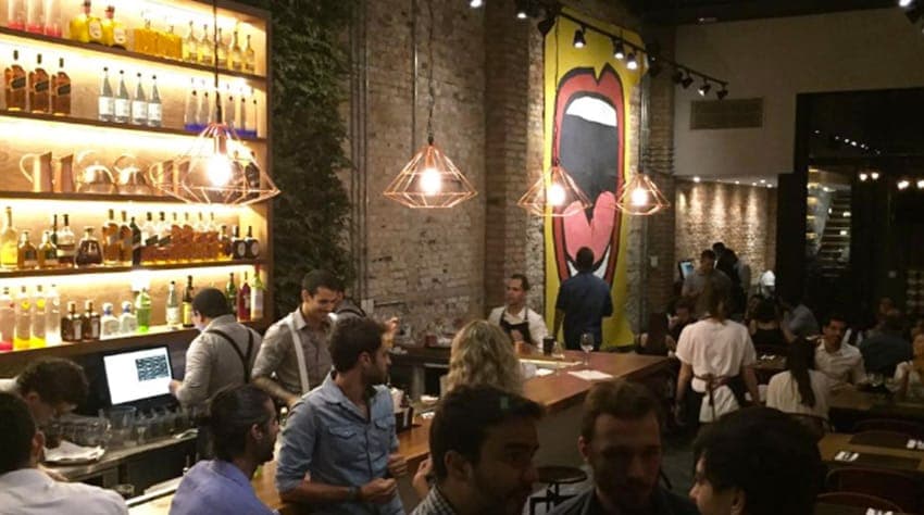 Inspirado nas instalações do bairro de Meatpacking District, em Nova Iorque, o novo bar/ restaurante MÉZ oferece petiscos e comidas para compartilhar com os amigos, além de uma rica carta de drinks exclusivos da casa.

Divididos por três ambientes, sendo um deles um gostoso terraço à frente da casa,  e outro uma área aberta ao fundo com um bar dedicado especialmente a drinks com gin, o espaço é um convite para reunir os amigos e esquecer do tempo.