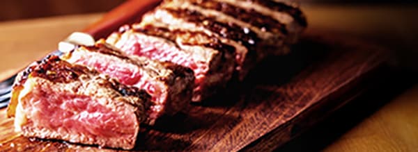 O Cabaña Argentina é um restaurante que combina um ambiente acolhedor com cortes deliciosos assados em uma típica parrilla. O espaço foi pensado para oferecer um momento único, caloroso e autêntico, transportando o cliente para o clima das casas parrilleras porteñas.