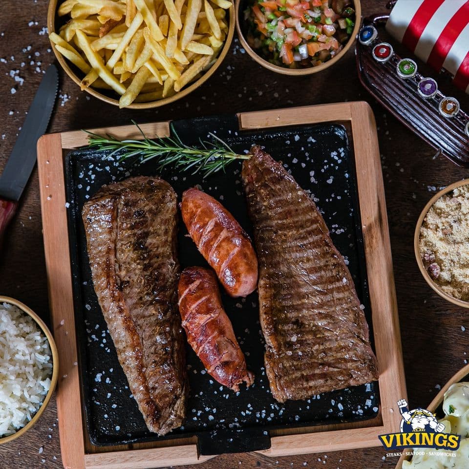 Inspirado na temática vikings, lendário povo conquistador do norte da Europa, o restaurante que ficou consagrado entre seus fãs com seus Burgers e sanduíches deliciosos, oferece ainda diversas opções entre entradas, carnes, frutos do mar e um cardápio extenso de bebidas. Ah, e ainda possui adereços temáticos para você e seus amigos arrasarem na selfie! Chama o pessoal e vem conhecer!