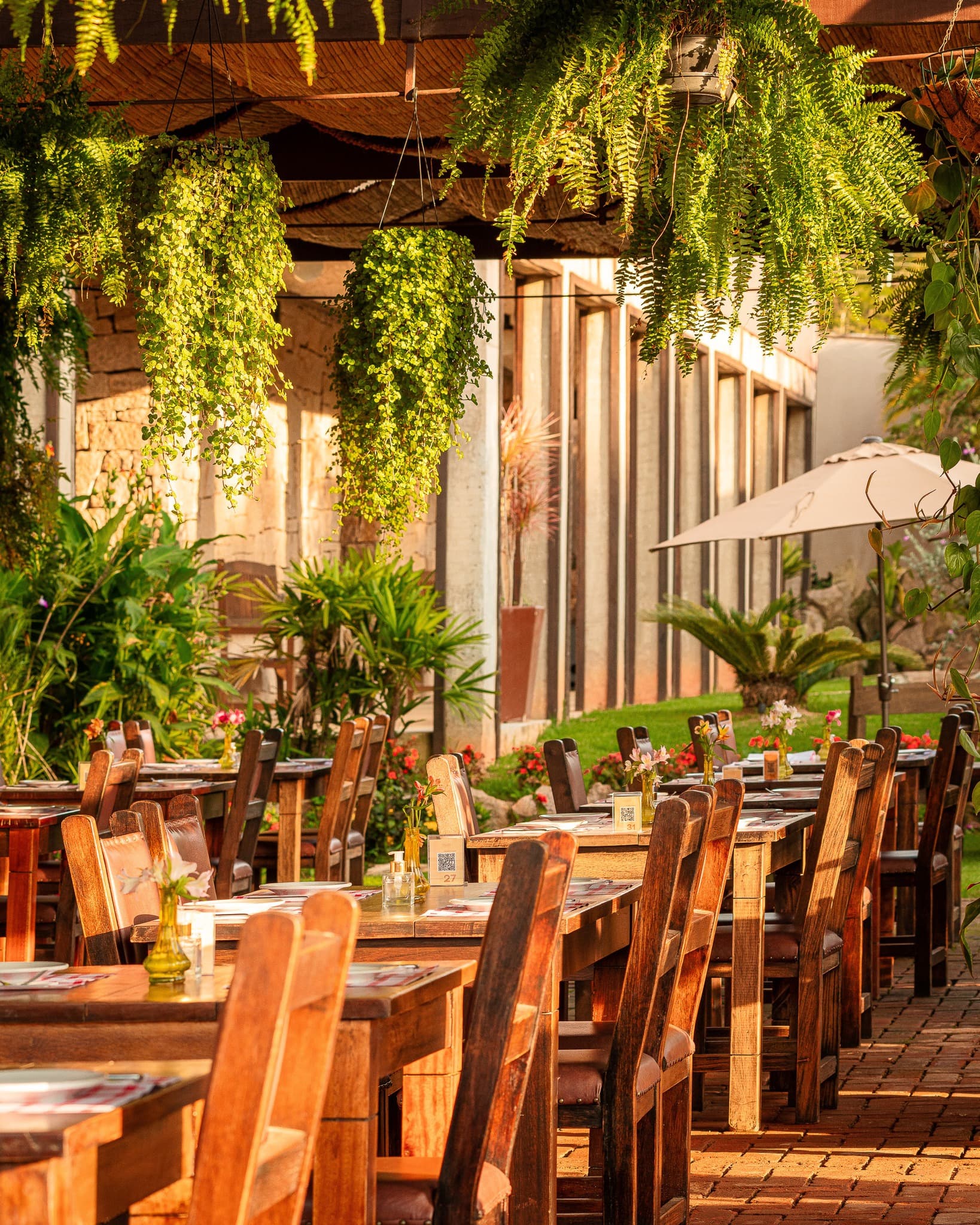 Imerso em um cenário bucólico, La Terrazza é um oásis de tranquilidade que traz à memória as lembranças do berço toscano da família. Com uma gastronomia italiana contemporânea de alta qualidade, La Terrazza oferece pratos elaborados com ingredientes frescos e selecionados, preparados com maestria pelo chef e sua equipe.

Além da qualidade gastronômica, o terraço amplo e arejado é o lugar ideal para desfrutar de um clima agradável e de uma deliciosa refeição. O ambiente acolhedor e elegante é perfeito para encontros românticos, jantares com amigos, família e ocasiões especiais.

Descubra a experiência única de La Terrazza em Serra Negra e deixe-se levar pela sofisticação e sabor da culinária italiana contemporânea. Não perca a oportunidade de viver essa experiência inesquecível!