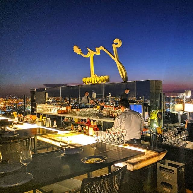 Cozinha francesa com toques brasileiros, mais coquetéis, em espaço sofisticado no 40º andar do Órion Complex.