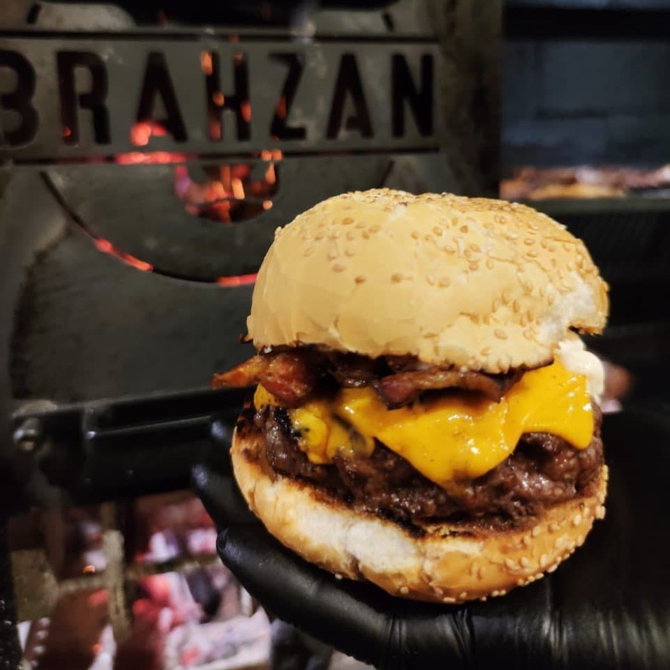 Todo dia é dia de degustar os hambúrgueres da Brahzan. Da água na boca só de olhar, então não enrole e venha provar.