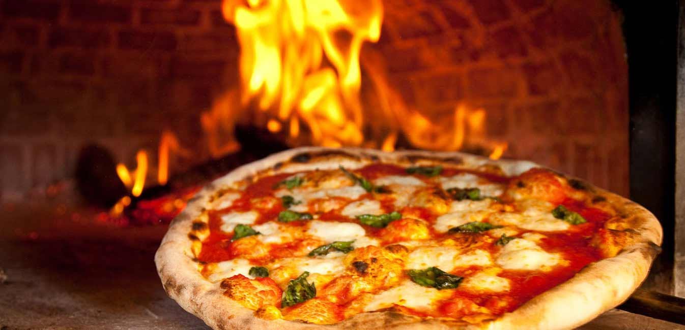 Restaurante descontraído de pizzas variadas tem opção de massas, em pátio descoberto e interior de madeira.