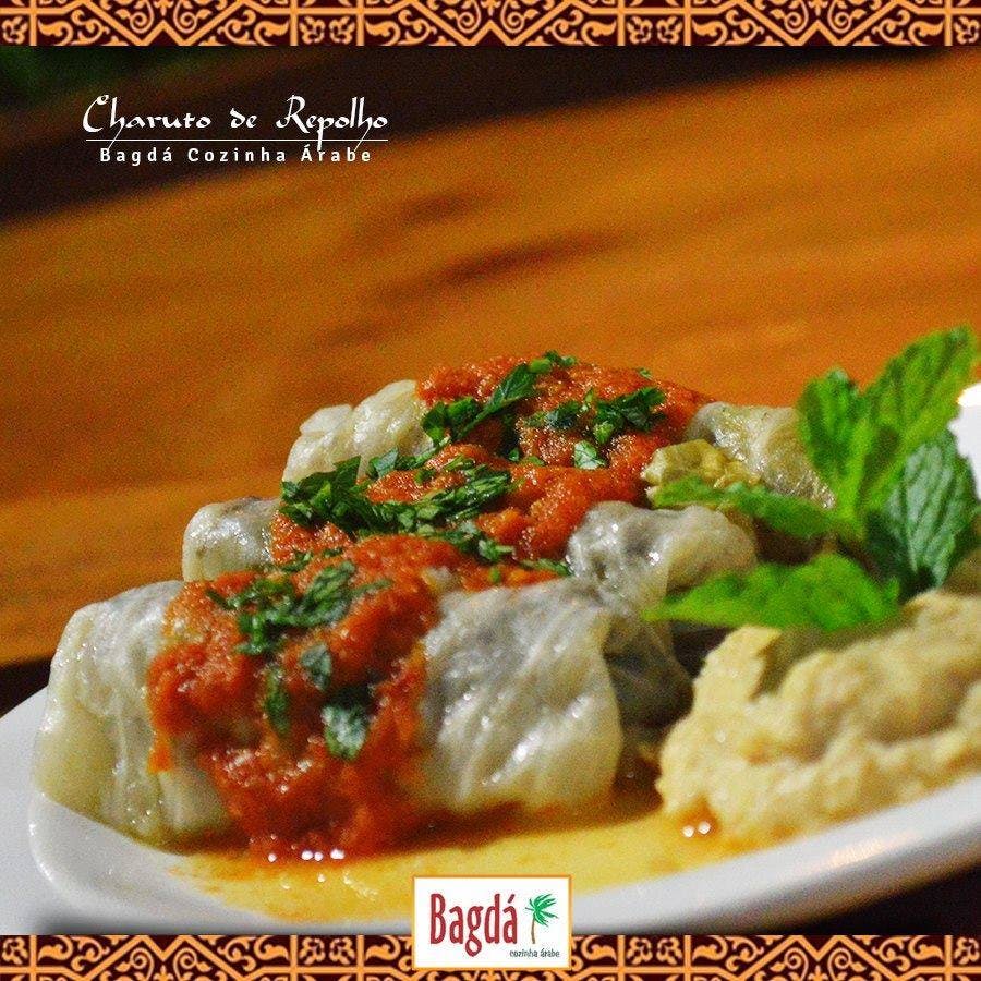 A culinária sírio-libanesa popular de especialidades tradicionais em casa descontraída de ares familiares.