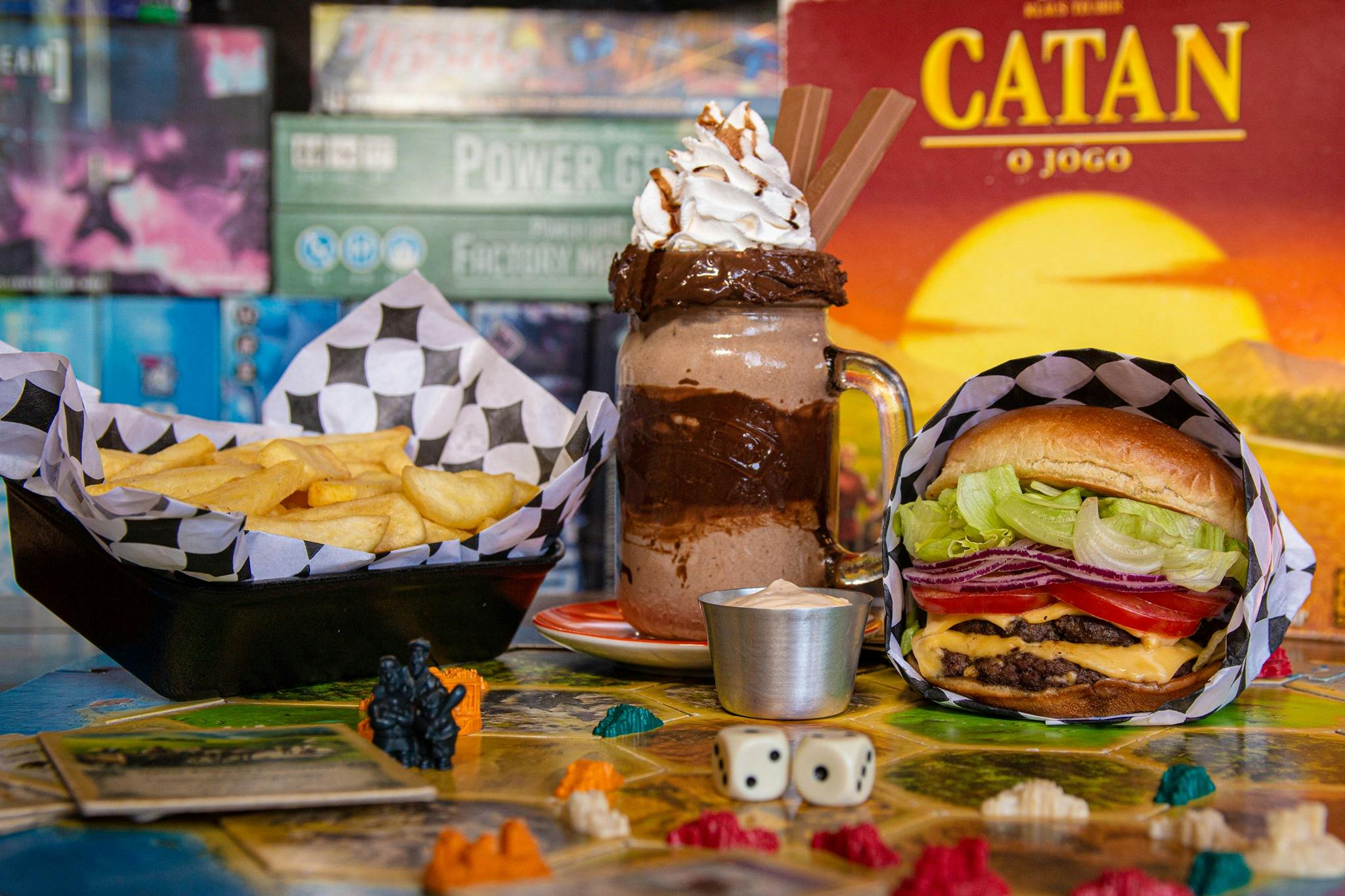 Seu refúgio geek em CG-MS! Burgers premium, drinks, porções, sobremesas e 900 jogos de tabuleiro. #JogaJunto
www.jogaburger.com.br